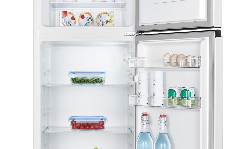 Refrigerador Hisense abierto con balcones de puerta